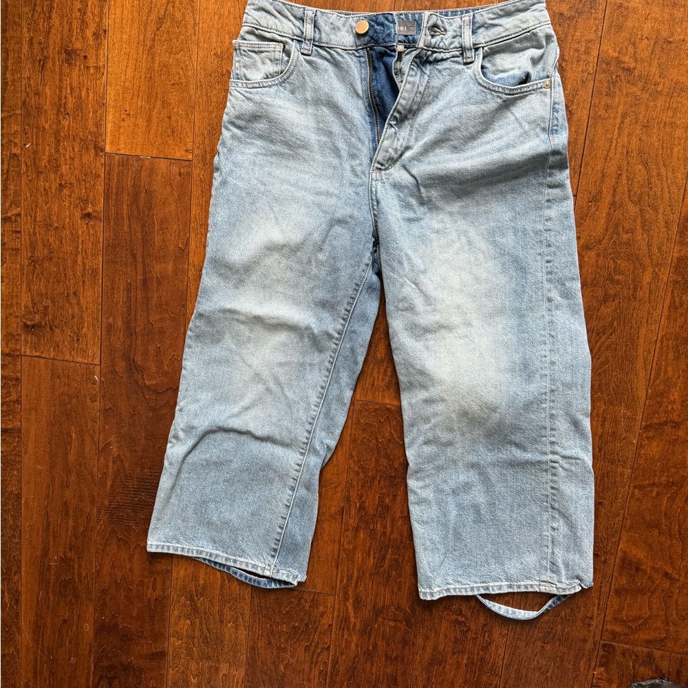Levi's Light Wash Denim Capris